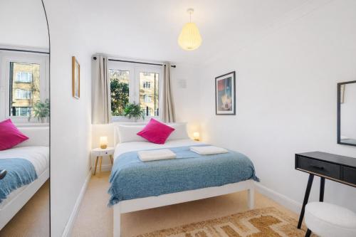 a bedroom with a bed and a mirror at Stylish 2 bed Central London in London