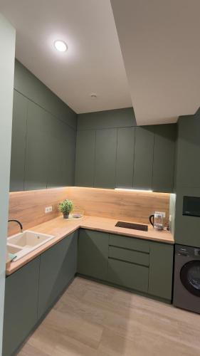Кухня или мини-кухня в Green Haven Studio
