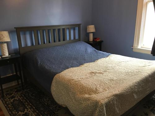 a bed in a bedroom with two night stands and two lamps at Midtown Vibe in Sacramento