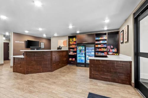 a lobby with a drink bar and a tv at Sonesta Simply Suites Avondale in Avondale