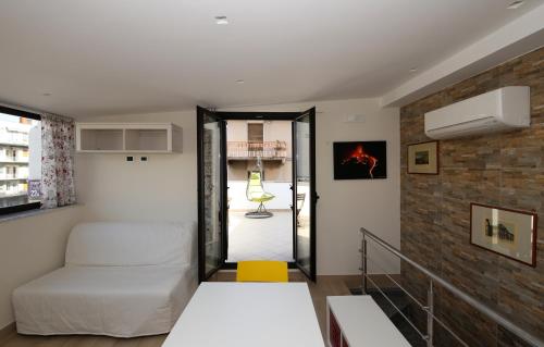 カターニアにあるCatania Wonderful Etnaviewのレンガの壁のリビングルーム(ベッド1台付)