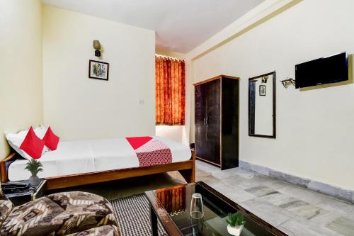 a hotel room with a bed and a tv at Hotel O Lord Shiva in Bankipur