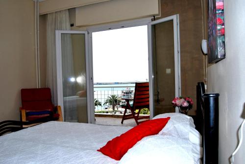 um quarto com uma cama e uma porta de vidro deslizante em Maria's House em Kavala