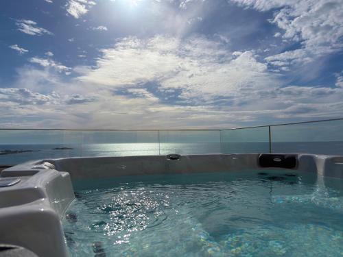 Cozy Suite Palaiochora Sea View, Jacuzzi, Top WiFi