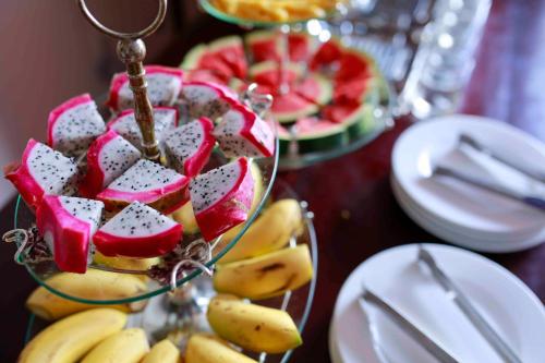 een bord met fruit op een tafel bij Phuc Thao Villa in Hội An