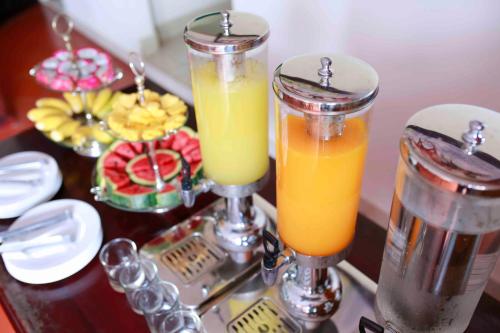 twee glazen sinaasappelsap zittend op een tafel bij Phuc Thao Villa in Hội An