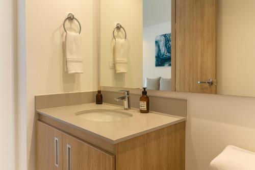 a bathroom with a sink and a mirror at Mitik Vista iluminación y comodida in Bogotá