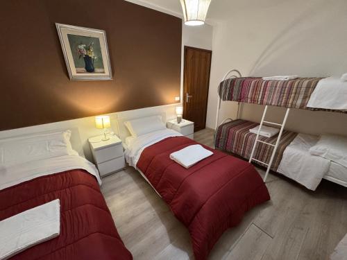 a bedroom with two beds and a bunk bed at Sun Moon Venice Harrysclass in Venice