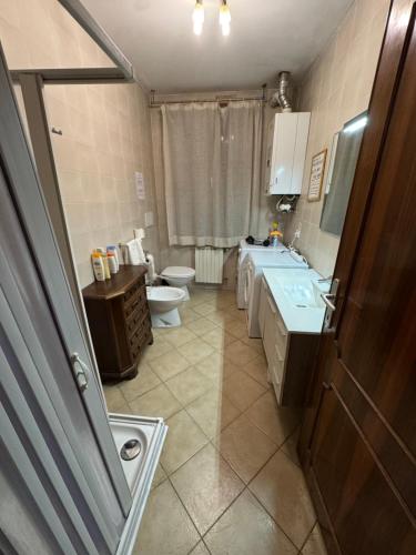 a bathroom with two sinks and a toilet at Sun Moon Venice Harrysclass in Venice