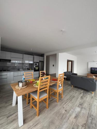 a kitchen and dining room with a table and chairs at Caetana e Ferro in Calheta