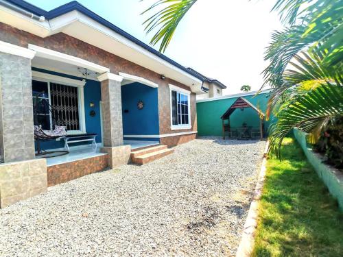 Relaxing 2-Bedroom Home Near Bojo Beach, Kokrobite Road, Accra