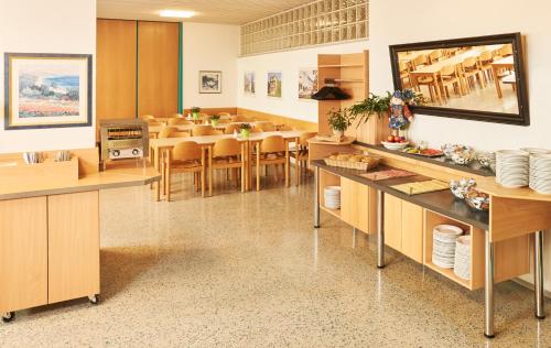 a restaurant with a dining room with tables and chairs at Jugendgästehaus Linz in Linz