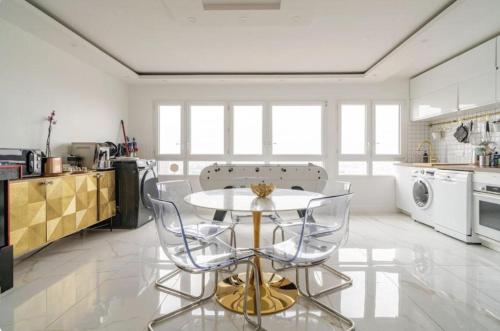 Nice Apartment with amazing view of Paris with private Parking