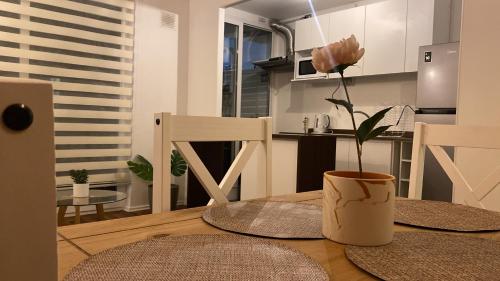 a kitchen with a table with a flower in a vase at Villarrica Céntrico in Villarrica