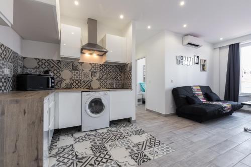 une cuisine et un salon avec une machine à laver dans l'établissement Olma, à Nice