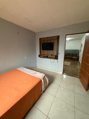 a hotel room with a bed and a mirror at Recanto do 7 in Presidente Figueiredo
