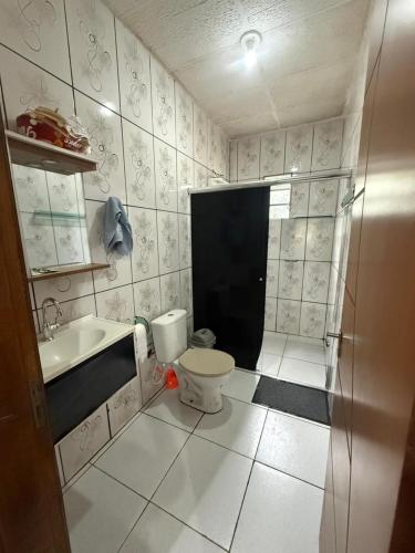 a small bathroom with a toilet and a sink at Recanto do 7 in Presidente Figueiredo