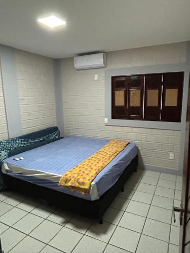 a bedroom with a bed in a room at Casa Familiar Ampla - Conforto e Lazer no Frances in Praia do Frances