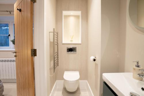 a bathroom with a toilet and a sink at Brand New Modern 2-Bed Dog-Friendly Apartment in Broadway High Street - Sleeps 6 in Broadway