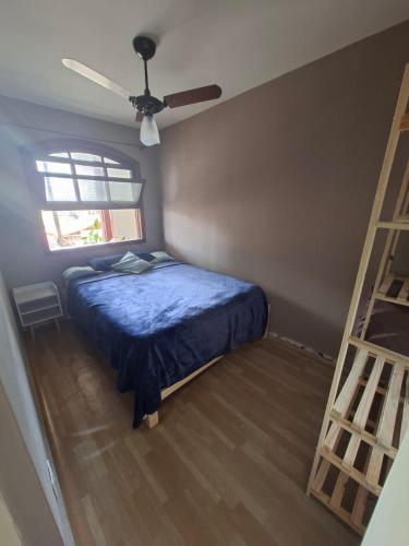 a bedroom with a bed and a ceiling fan at Chalé La Belle de Jour - Camping Carrion - 10 min Cacau Park - Itu -SP in Itu