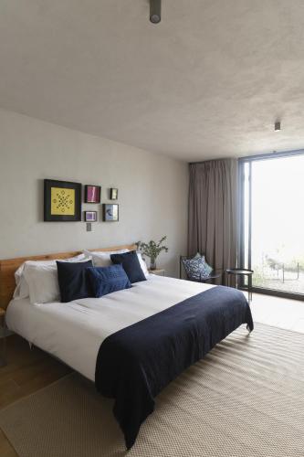 a large bed in a bedroom with a large window at Bauer Haus in Laborcillas