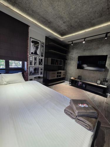 Rúm í herbergi á ART STUDIO BNB