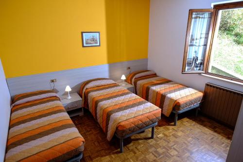 Tempat tidur dalam kamar di Residence ai Tovi