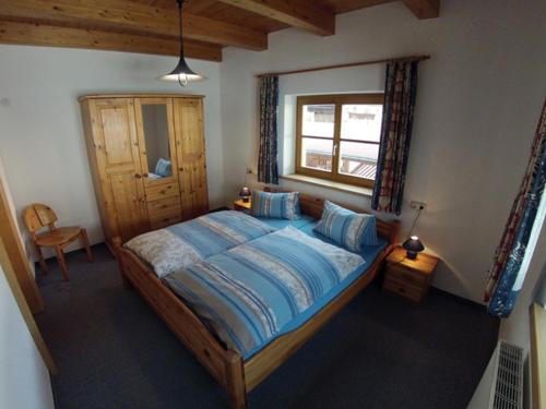 ein Schlafzimmer mit einem großen Bett und einem Fenster in der Unterkunft Apartments Wolf in Reutte