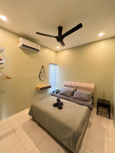 a bedroom with a bed with a ceiling fan at Amara Homestay Gurun in Kampong Bongkok