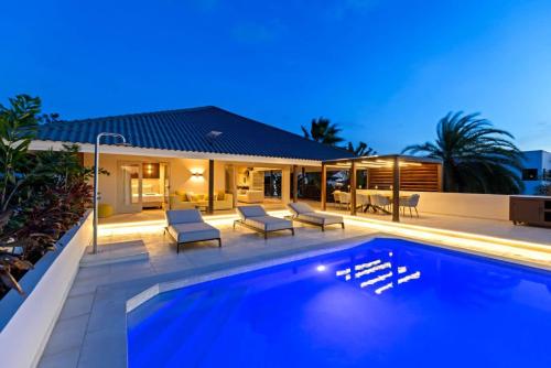 Luxe Family Villa with Pool & Gym in Vista Royal Jan Thiel
