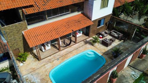 an overhead view of a swimming pool in the backyard of a house at Pousada Bon Vivant in Cabo Frio