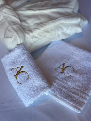 two towels with numbers on them on a bed at Âmbar Chalés in Ametista do Sul