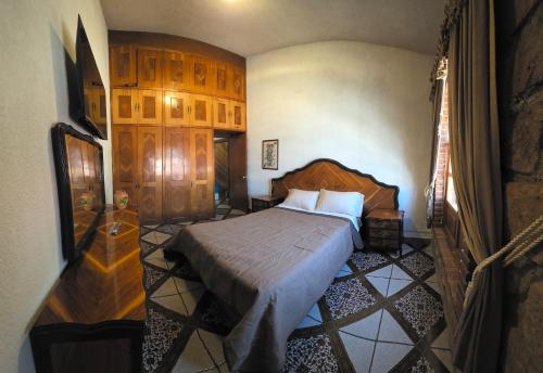 a bedroom with a bed in a room at Casa Quijote in Chiautla