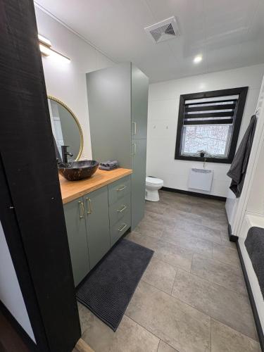 un bagno con lavandino e WC di All About ME Loft a Montague