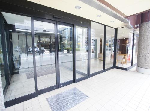 ein Ladenlokal mit Glastüren in einem Gebäude in der Unterkunft ロイヤルイン水戸-旧ホテルトレンド水戸- in Mito