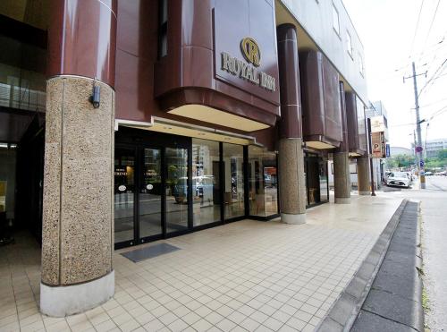 eine Ladenfront an einem Gebäude in einer Stadtstraße in der Unterkunft ロイヤルイン水戸-旧ホテルトレンド水戸- in Mito