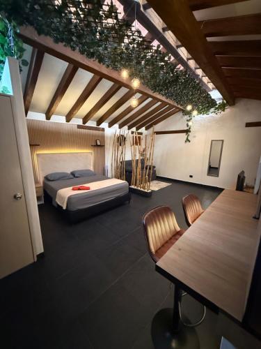 a bedroom with a bed and a table and chairs at Apartamento tipo loft in Guarne