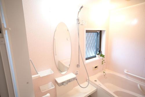 a bathroom with a sink and a mirror at Oyadoya Nagakute 一軒貸切 ジブリ直結駅徒歩1分 BBQ常設 駐車場3台 in Owariasahi