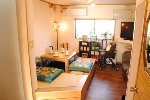a small living room with a table and a table sidx sidx sidx sidx at Oyadoya Nagakute 一軒貸切 ジブリ直結駅徒歩1分 BBQ常設 駐車場3台 in Owariasahi