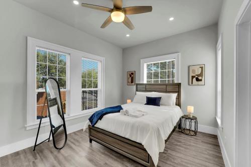 a bedroom with a bed and a ceiling fan at Downtown Dallas 1BD Haven in Dallas