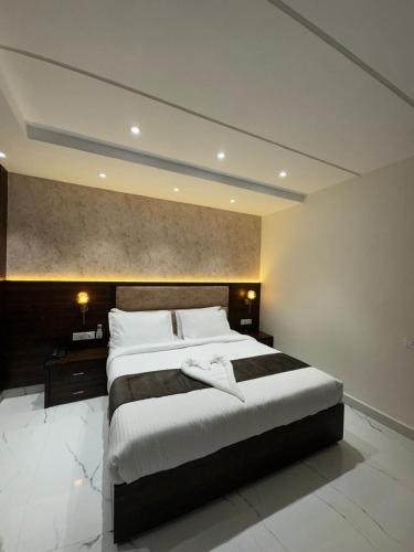 a bedroom with a large bed in a room at Aero Lounge Hotel in Jāmb