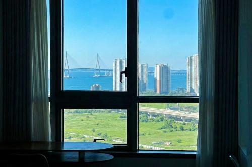 okno z widokiem na panoramę miasta w obiekcie UH FLAT The SONGDO w mieście Inczon