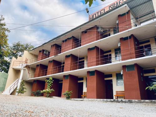 an external view of a hotel building at Hotel Israel in Guastatoya
