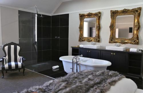 Ванна кімната в The Kingsman boutique Hotel