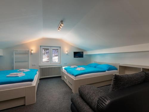 um quarto com 2 camas e um sofá em Haus Vinzenz em Obertauern