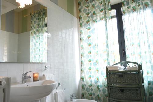 ルッカにあるLa Casa della Lattaのバスルーム(洗面台、トイレ付)、窓が備わります。
