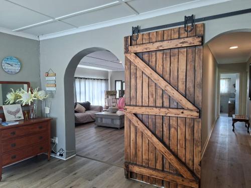 a sliding barn door in a living room at Omidraai Opihoek in Boknes