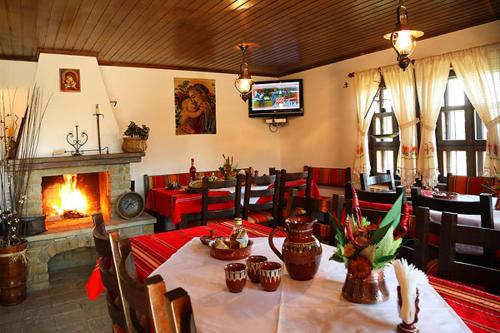 ジェラブナにあるHouse of Bardoのダイニングルーム(テーブル、暖炉付)