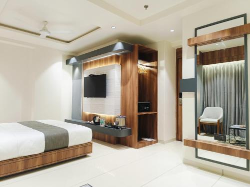 Giường trong phòng chung tại Hotel Maskan, Surat