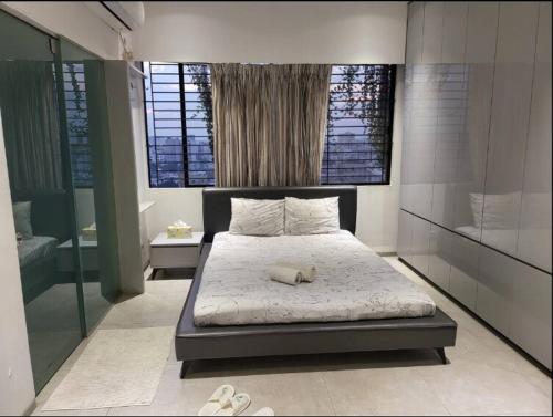 una camera da letto con un letto grande e un bagno di 1BR Studio with Rooftop Access a Dhaka